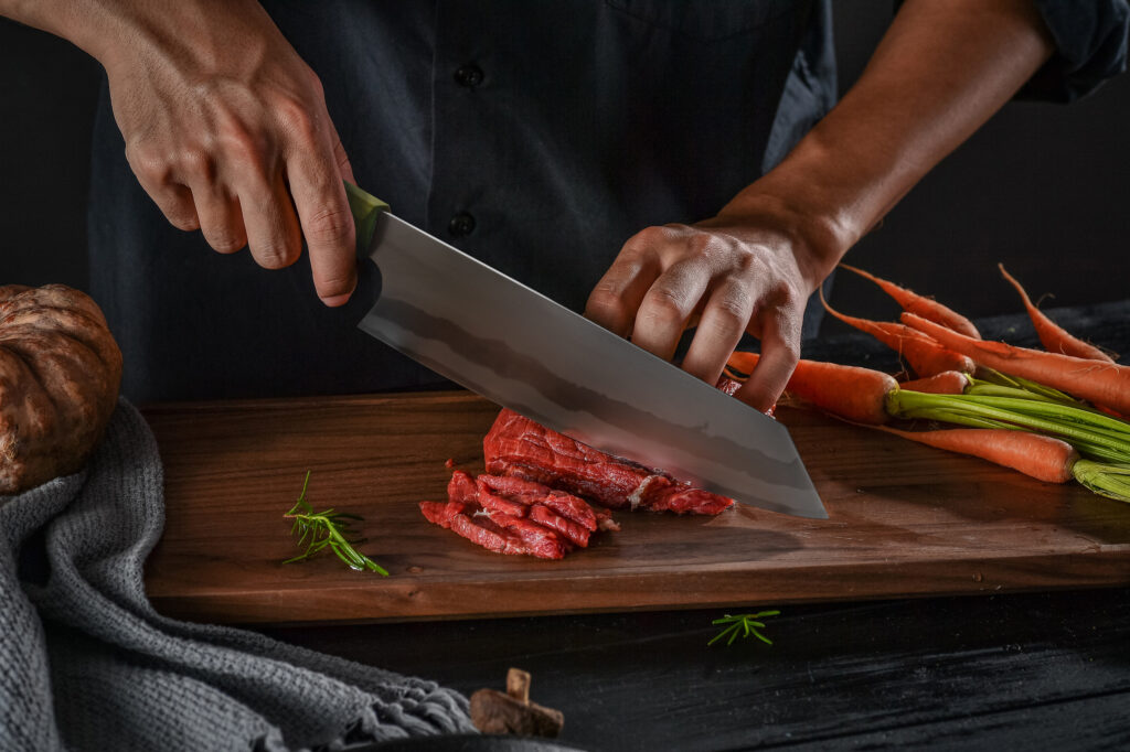 KEMP&ECKE Nebel Das japanische Gyuto Chefmesser aus 7-Schichtigen 440C Edelstahl mit Griff aus Ahorn schneidet Fleisch in Groß
